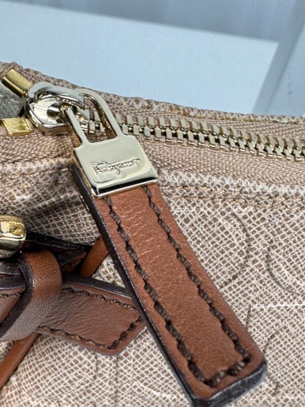 p1-243.jpg Salvatore Ferragamo Gancini Monogram Shoulder Bag Beige Brown Y2K Baquette