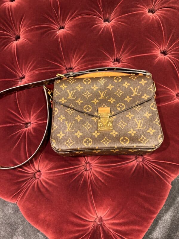 IMG_8280 Louis Vuitton Pochette Métis MM Monogram Canvas M40780 Crossbody Bag