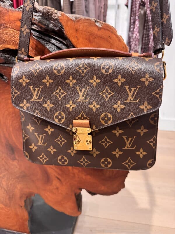 IMG_8281 Louis Vuitton Pochette Métis MM Monogram Canvas M40780 Crossbody Bag
