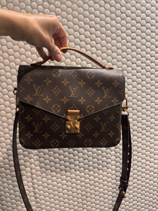 Louis Vuitton Pochette Métis MM Monogram Canvas M40780 Crossbody Bag