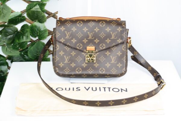 Louis Vuitton Pochette Métis MM Monogram Canvas M40780 Crossbody Bag