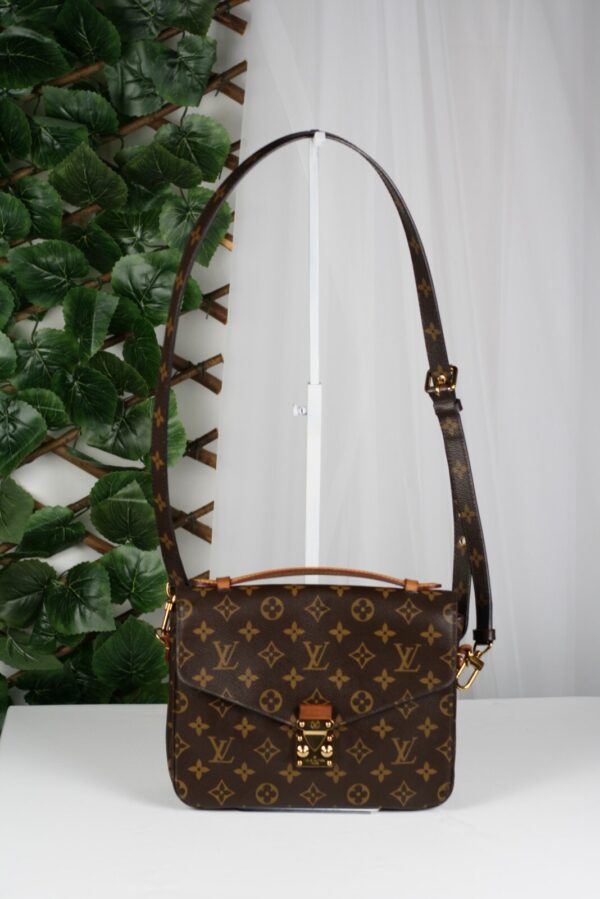p1-293.jpg Louis Vuitton Pochette Métis MM Monogram Canvas M40780 Crossbody Bag