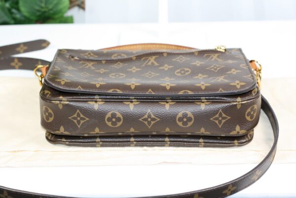 p1-296.jpg Louis Vuitton Pochette Métis MM Monogram Canvas M40780 Crossbody Bag