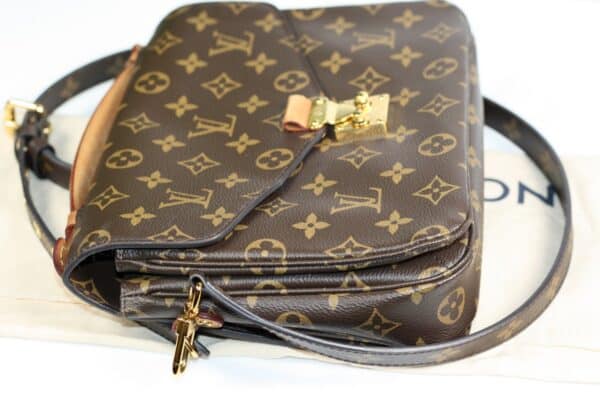 p1-298.jpg Louis Vuitton Pochette Métis MM Monogram Canvas M40780 Crossbody Bag