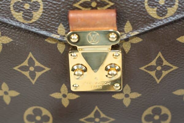 p1-304.jpg Louis Vuitton Pochette Métis MM Monogram Canvas M40780 Crossbody Bag